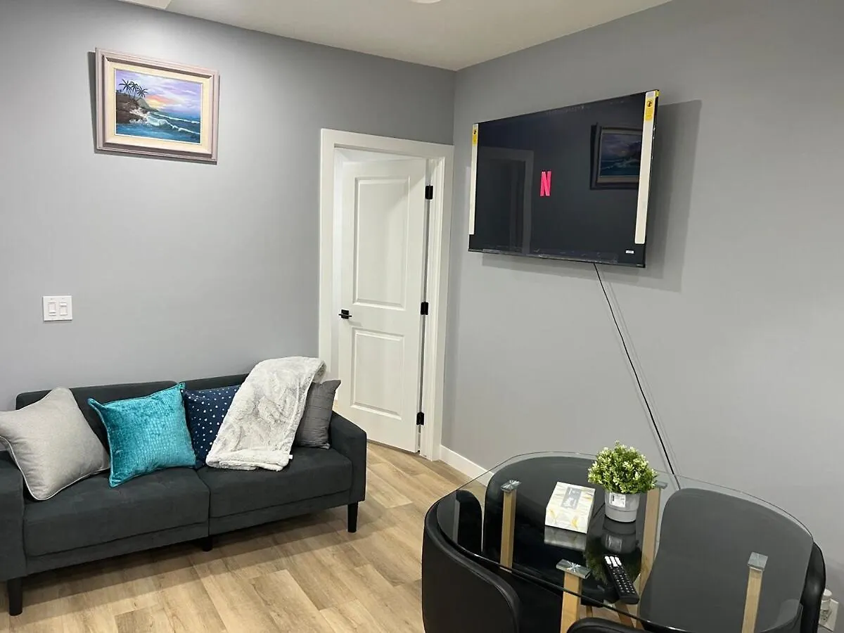 Blissful Nest - Cozy, Classy 2 Bedroom Private Suite Netflix, Free Parking, 20 Minutes To West Edmonton Mall And Airport 0*,