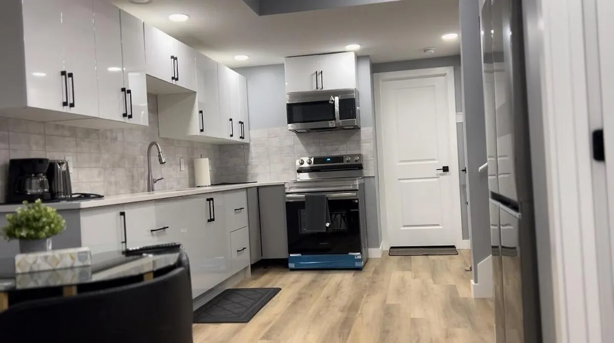 Blissful Nest - Cozy, Classy 2 Bedroom Private Suite Netflix, Free Parking, 20 Minutes To West Edmonton Mall And Airport 0*,
