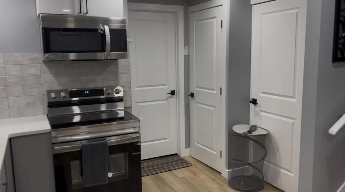 Blissful Nest - Cozy, Classy 2 Bedroom Private Suite Netflix, Free Parking, 20 Minutes To West Edmonton Mall And Airport
