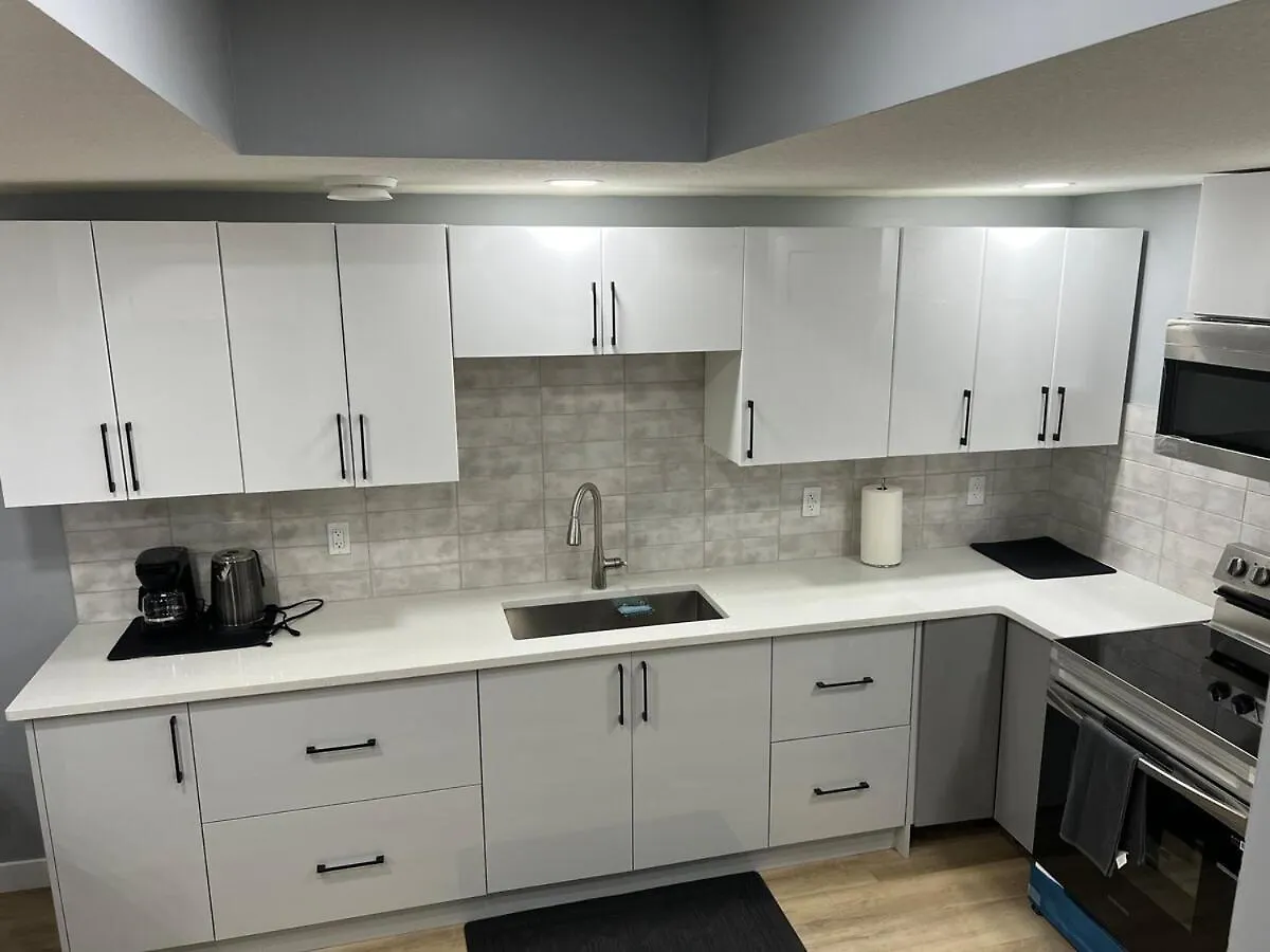 Blissful Nest - Cozy, Classy 2 Bedroom Private Suite Netflix, Free Parking, 20 Minutes To West Edmonton Mall And Airport Apartment
