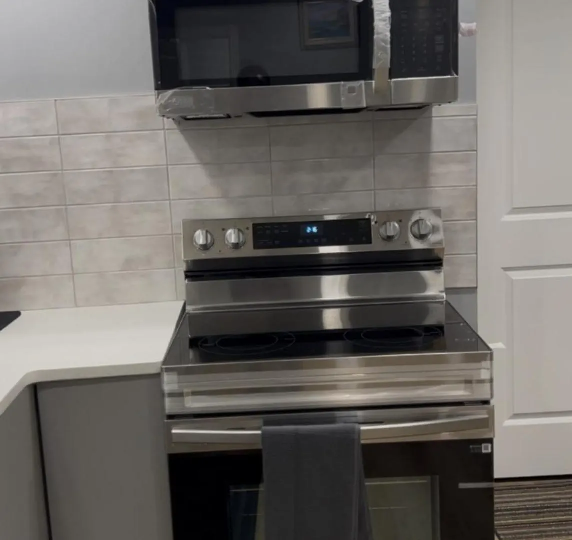 Blissful Nest - Cozy, Classy 2 Bedroom Private Suite Netflix, Free Parking, 20 Minutes To West Edmonton Mall And Airport Apartment